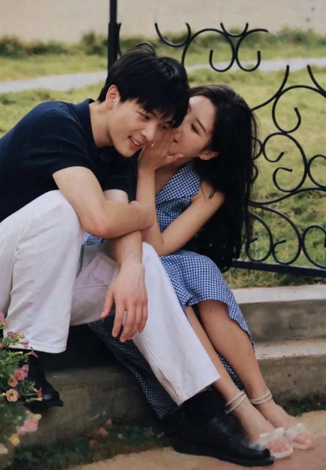 Bìa NÍU GIỮ KHÔNG BUÔNG