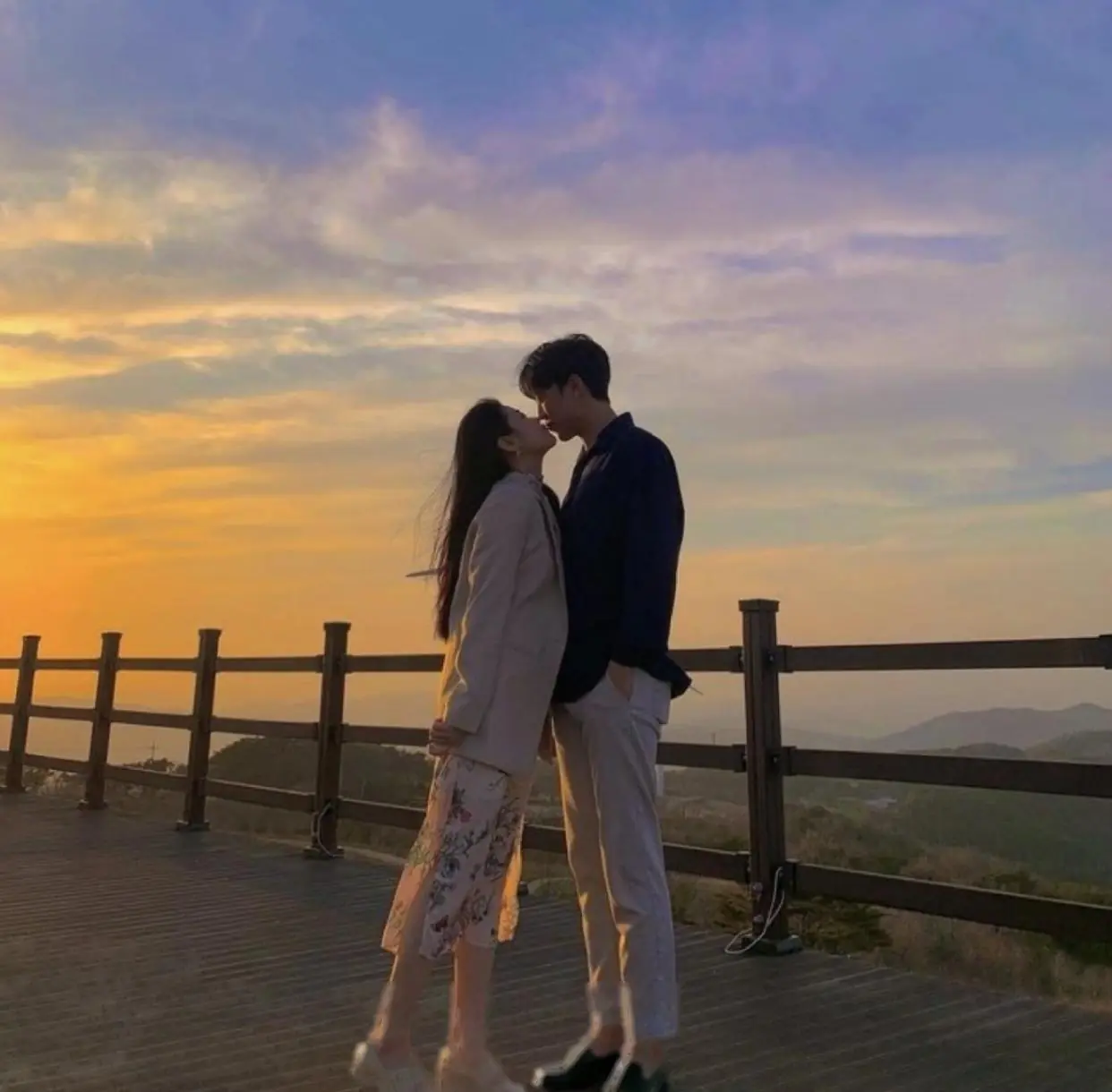 Bìa TÌNH YÊU MUỘ MÀNG NHƯNG TRỌN VẸN