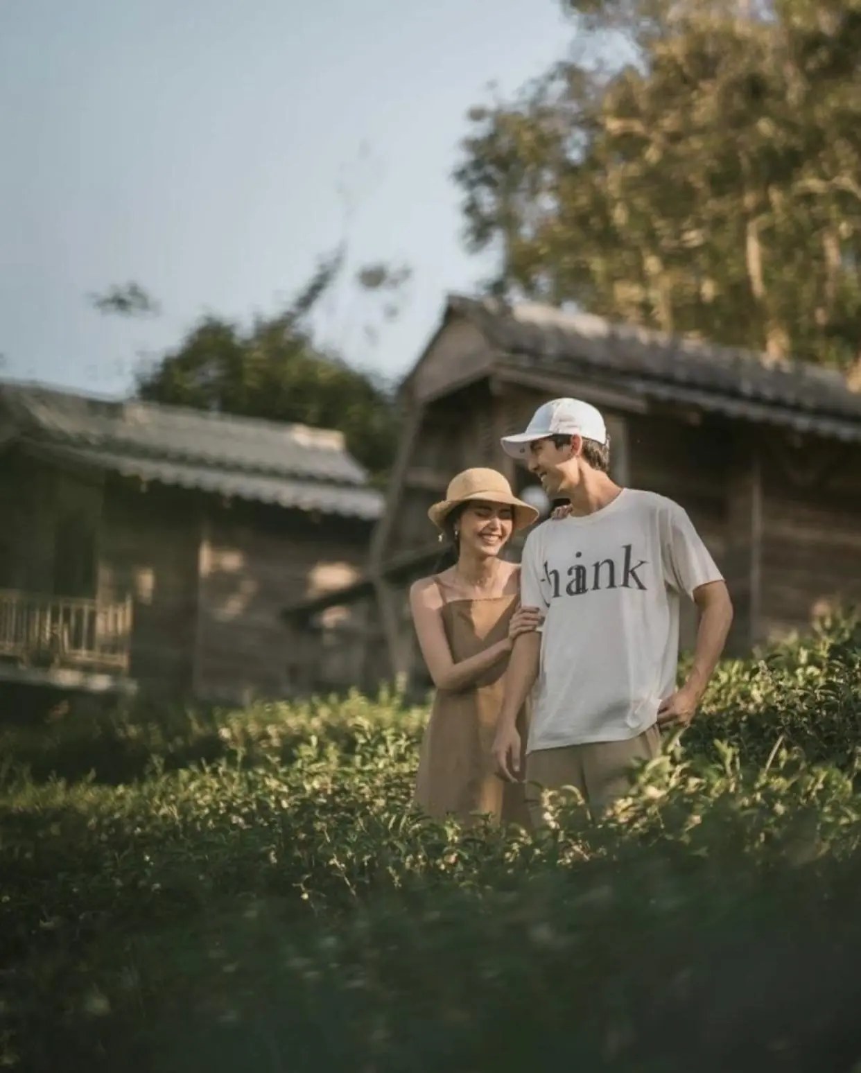 Bìa CHỒNG DẪN PHỤ NỮ MANG THAI SÁU THÁNG VỀ NHÀ