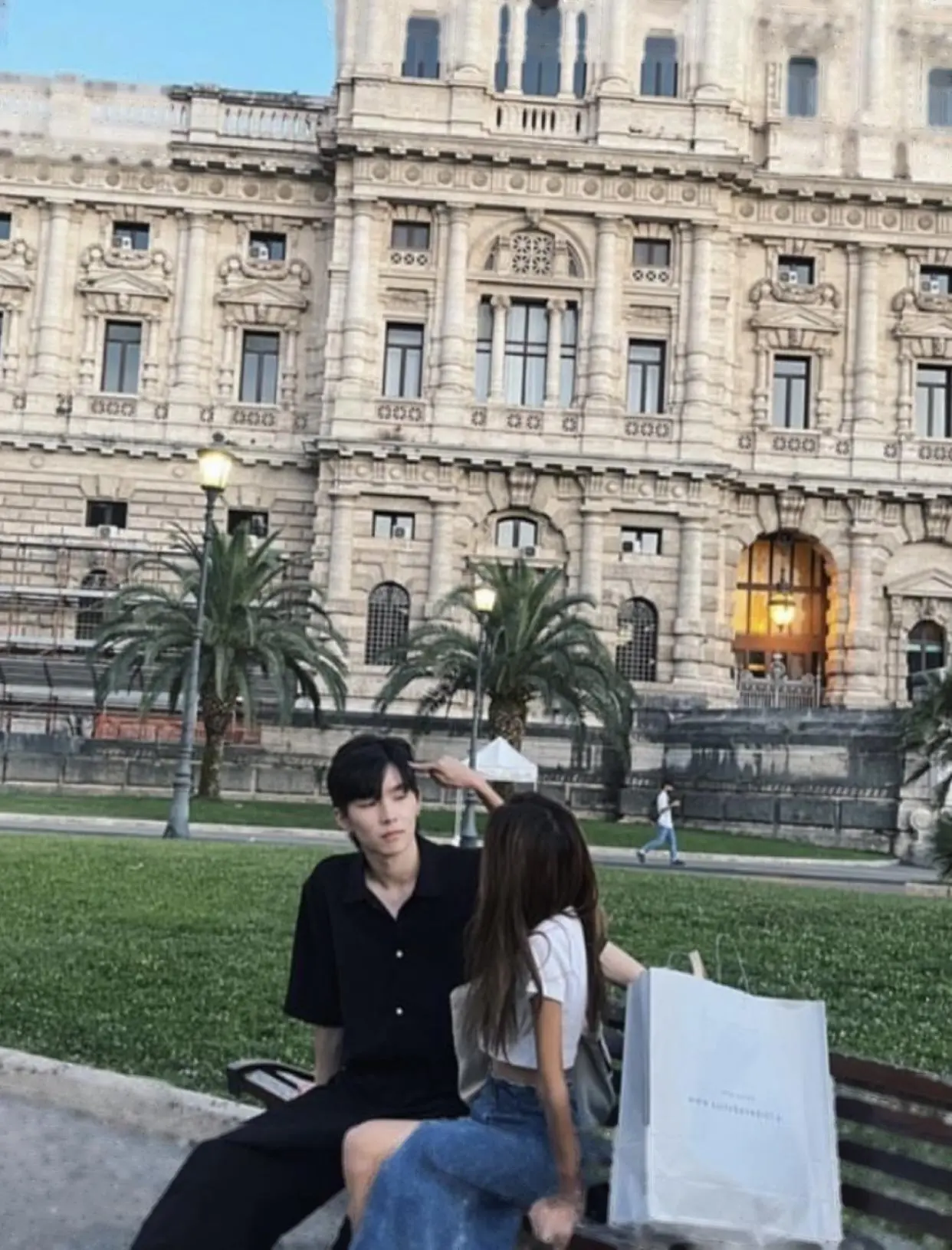 Bìa TÌNH YÊU GIỮA CHÚNG TÔI LÀ THẬT