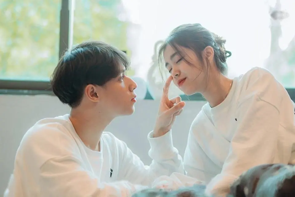Bìa Đuôi Mèo Của Chu Yến