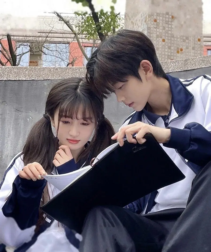 Bìa LẠNH LÙNG NHƯNG NGHIỆN KHOE BẠN GÁI