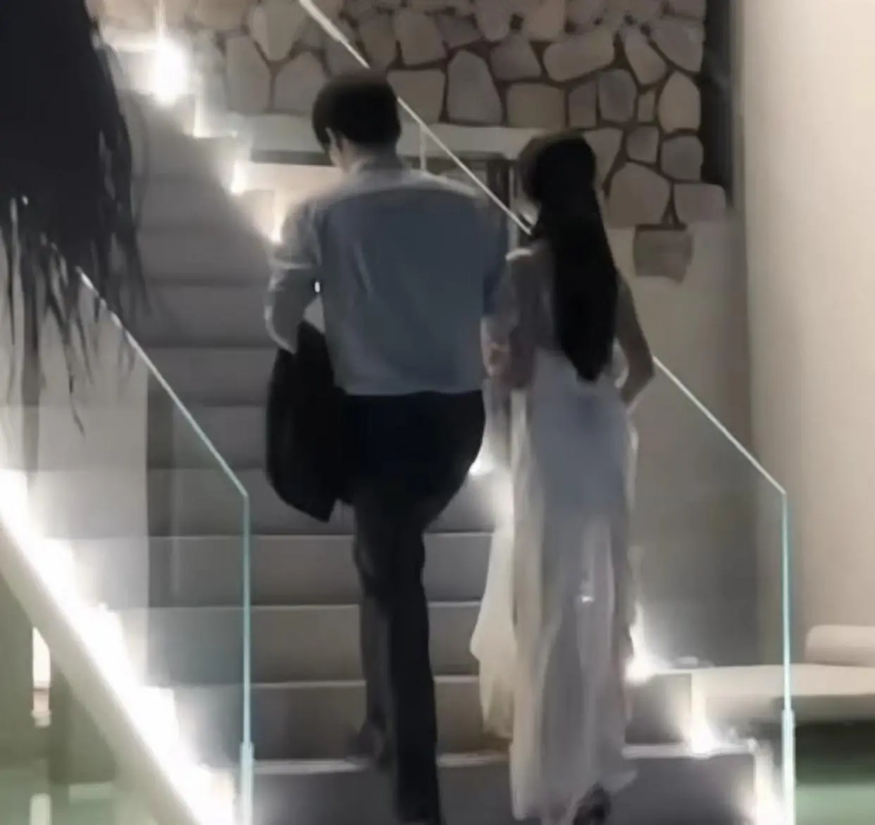 Bìa CHỒNG TÔI PHÁ SẢN SAU KHI ĐỂ TRỢ LÝ GIẪM ĐẠP LÊN TÔI